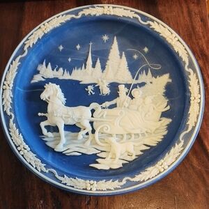 1990 Bradford Exchange Christmas Cameo Plate-Home with the Tree Collectible